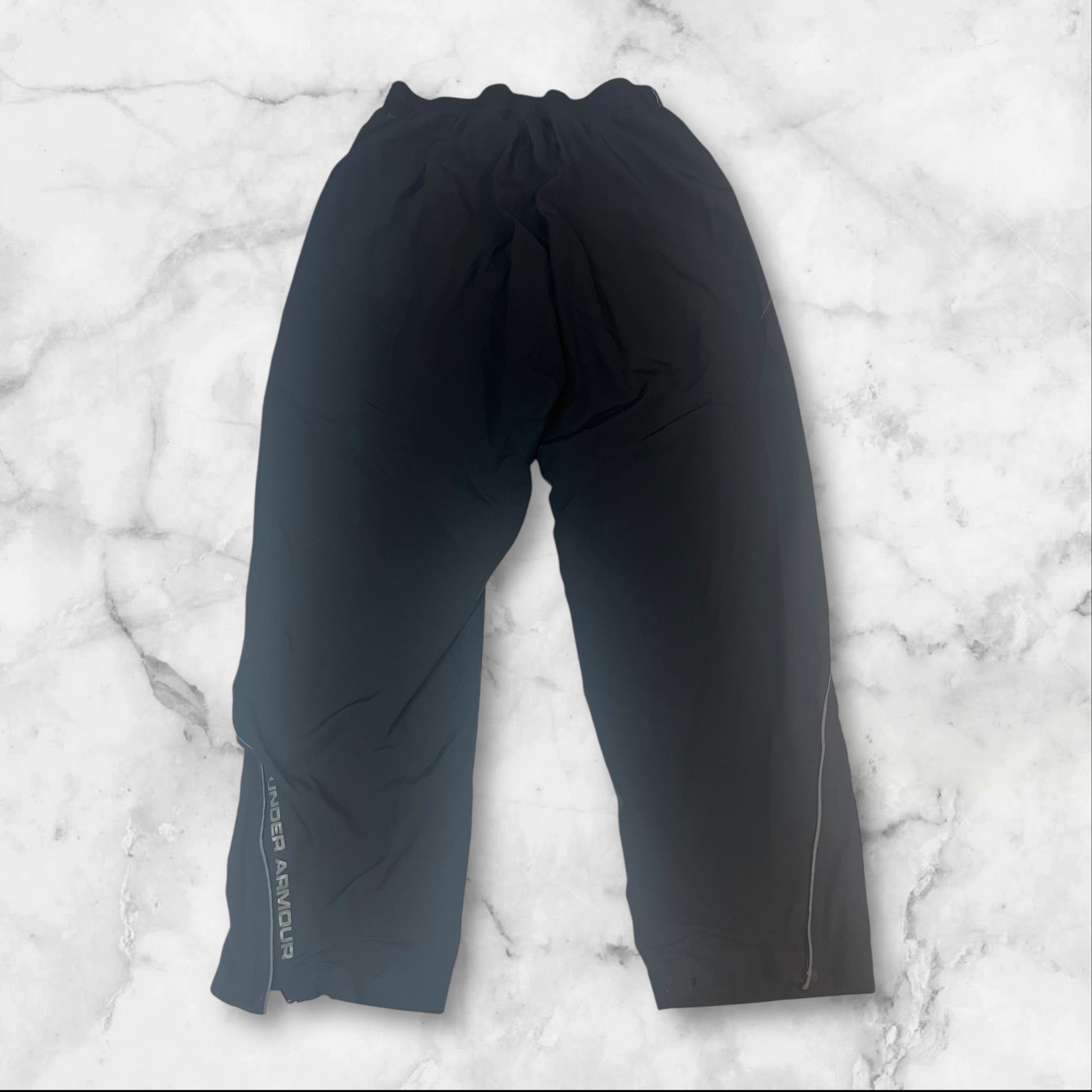 Entdecke unsere Vintage Track Pants von Nike und anderen Marken, erhältlich bei Valuxery.de - Dein Shop für trendige Vintage - Kleidung. Unsere Track Pants sind aus hochwertigen Materialien und