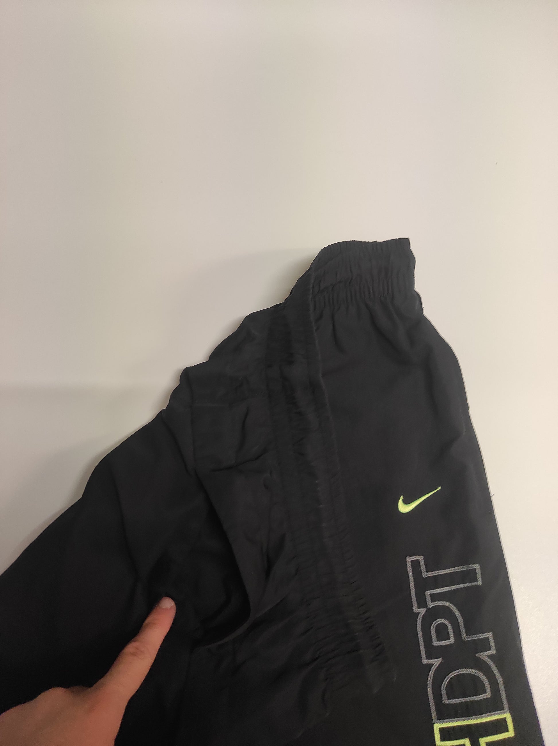 Entdecke unsere Vintage Track Pants von Nike und anderen Marken, erhältlich bei Valuxery.de - Dein Shop für trendige Vintage - Kleidung. Unsere Track Pants sind aus hochwertigen Materialien und