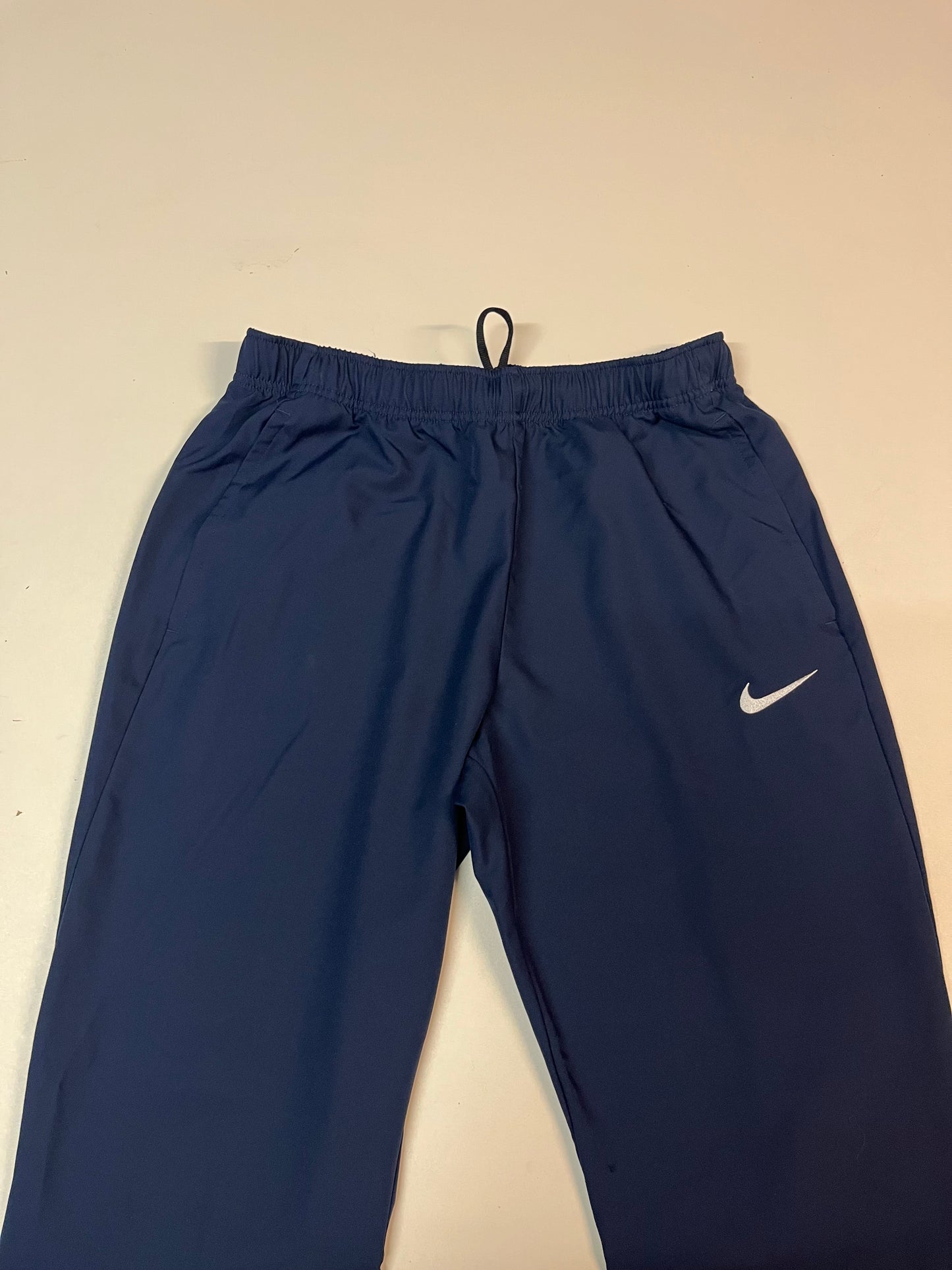 Entdecke unsere Vintage Track Pants von Nike und anderen Marken, erhältlich bei Valuxery.de - Dein Shop für trendige Vintage - Kleidung. Unsere Track Pants sind aus hochwertigen Materialien und