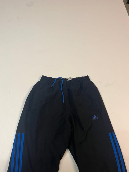 Entdecke unsere Vintage Track Pants von Nike und anderen Marken, erhältlich bei Valuxery.de - Dein Shop für trendige Vintage - Kleidung. Unsere Track Pants sind aus hochwertigen Materialien und