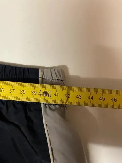 Entdecke unsere Vintage Track Pants von Nike und anderen Marken, erhältlich bei Valuxery.de - Dein Shop für trendige Vintage - Kleidung. Unsere Track Pants sind aus hochwertigen Materialien und