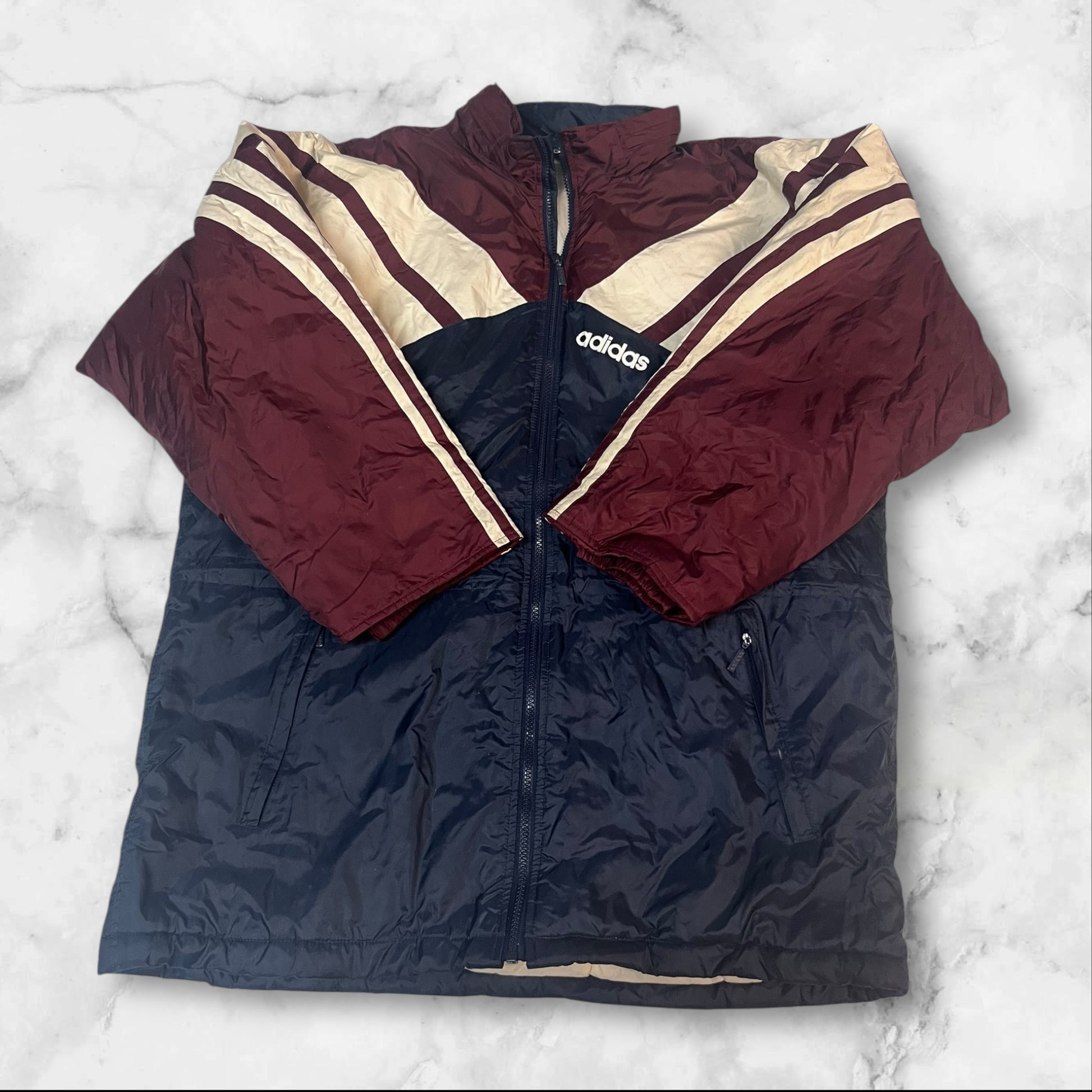 Entdecke unsere Vintage Track Pants von Nike und anderen Marken, erhältlich bei Valuxery.de - Dein Shop für trendige Vintage - Kleidung. Unsere Track Pants sind aus hochwertigen Materialien und