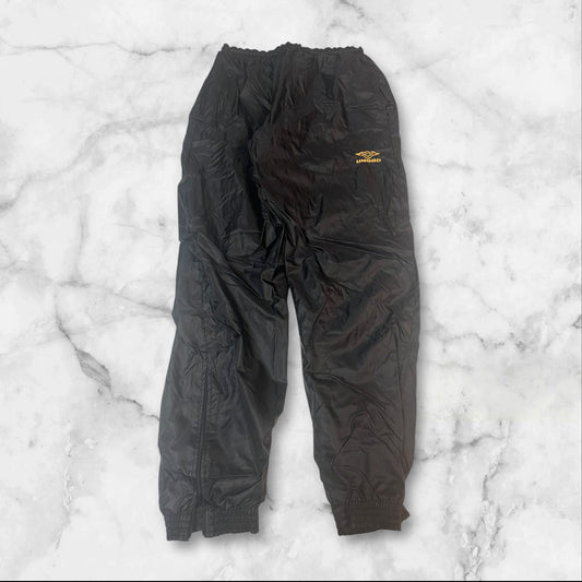 Entdecke unsere Vintage Track Pants von Nike und anderen Marken, erhältlich bei Valuxery.de - Dein Shop für trendige Vintage - Kleidung. Unsere Track Pants sind aus hochwertigen Materialien und