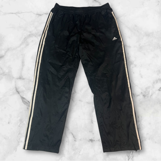 Entdecke unsere Vintage Track Pants von Nike und anderen Marken, erhältlich bei Valuxery.de - Dein Shop für trendige Vintage - Kleidung. Unsere Track Pants sind aus hochwertigen Materialien und
