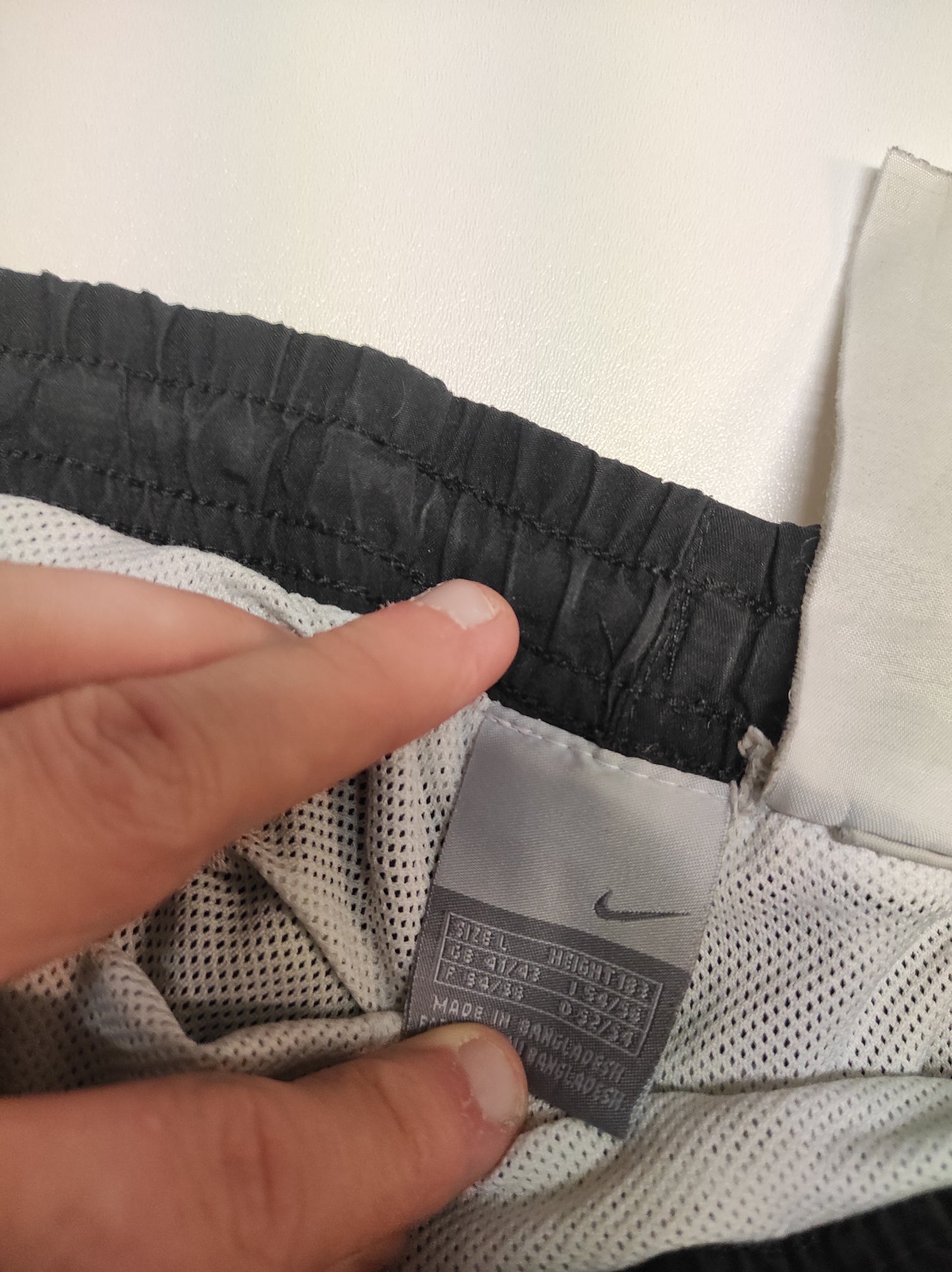 Entdecke unsere Vintage Track Pants von Nike und anderen Marken, erhältlich bei Valuxery.de - Dein Shop für trendige Vintage - Kleidung. Unsere Track Pants sind aus hochwertigen Materialien und