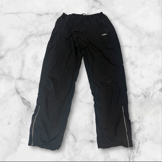 Entdecke unsere Vintage Track Pants von Nike und anderen Marken, erhältlich bei Valuxery.de - Dein Shop für trendige Vintage - Kleidung. Unsere Track Pants sind aus hochwertigen Materialien und