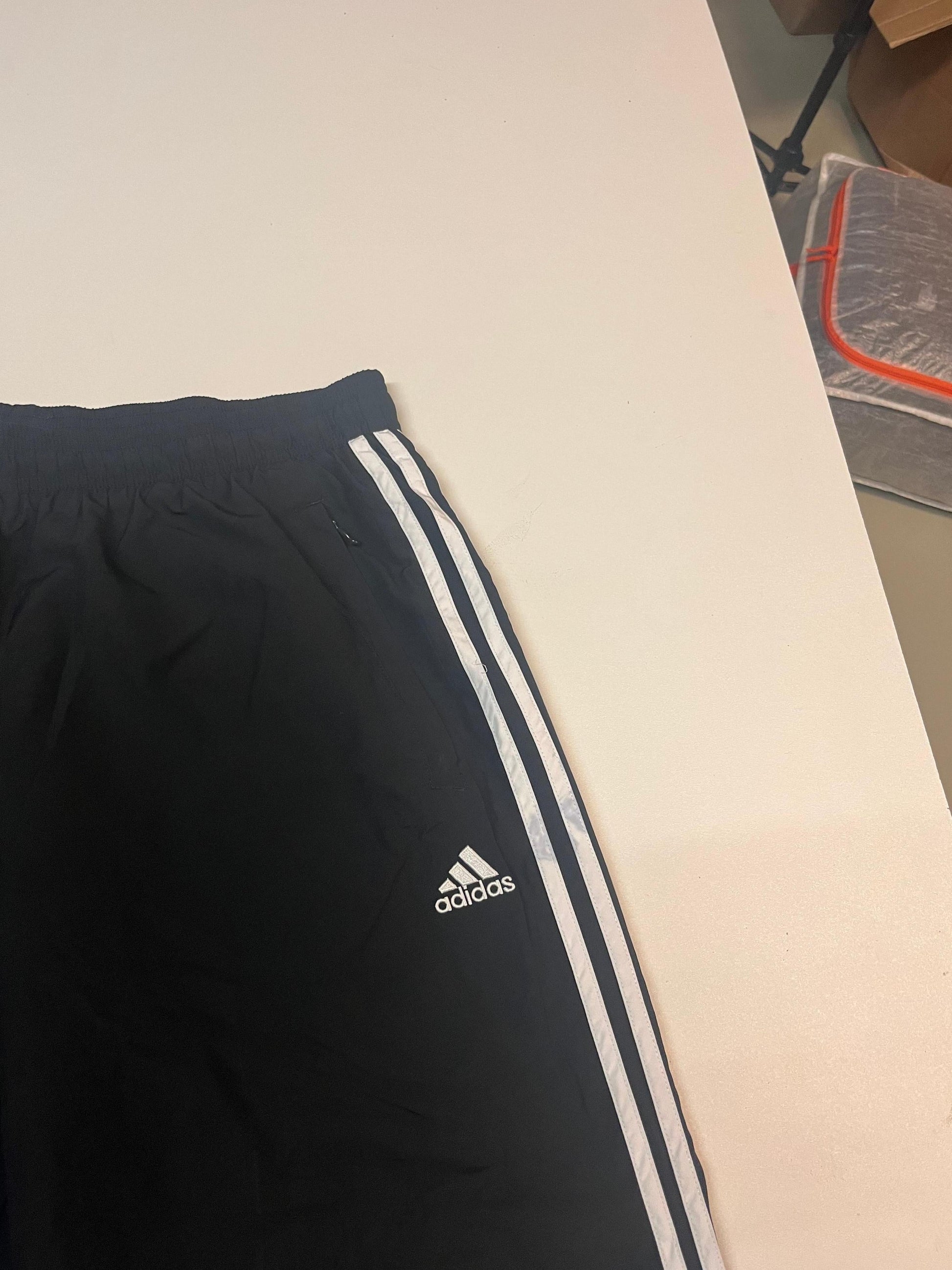 Entdecke unsere Vintage Track Pants von Nike und anderen Marken, erhältlich bei Valuxery.de - Dein Shop für trendige Vintage - Kleidung. Unsere Track Pants sind aus hochwertigen Materialien und
