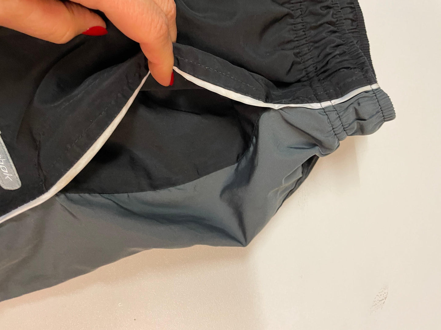 Entdecke unsere Vintage Track Pants von Nike und anderen Marken, erhältlich bei Valuxery.de - Dein Shop für trendige Vintage - Kleidung. Unsere Track Pants sind aus hochwertigen Materialien und