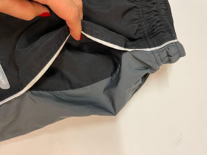 Entdecke unsere Vintage Track Pants von Nike und anderen Marken, erhältlich bei Valuxery.de - Dein Shop für trendige Vintage - Kleidung. Unsere Track Pants sind aus hochwertigen Materialien und