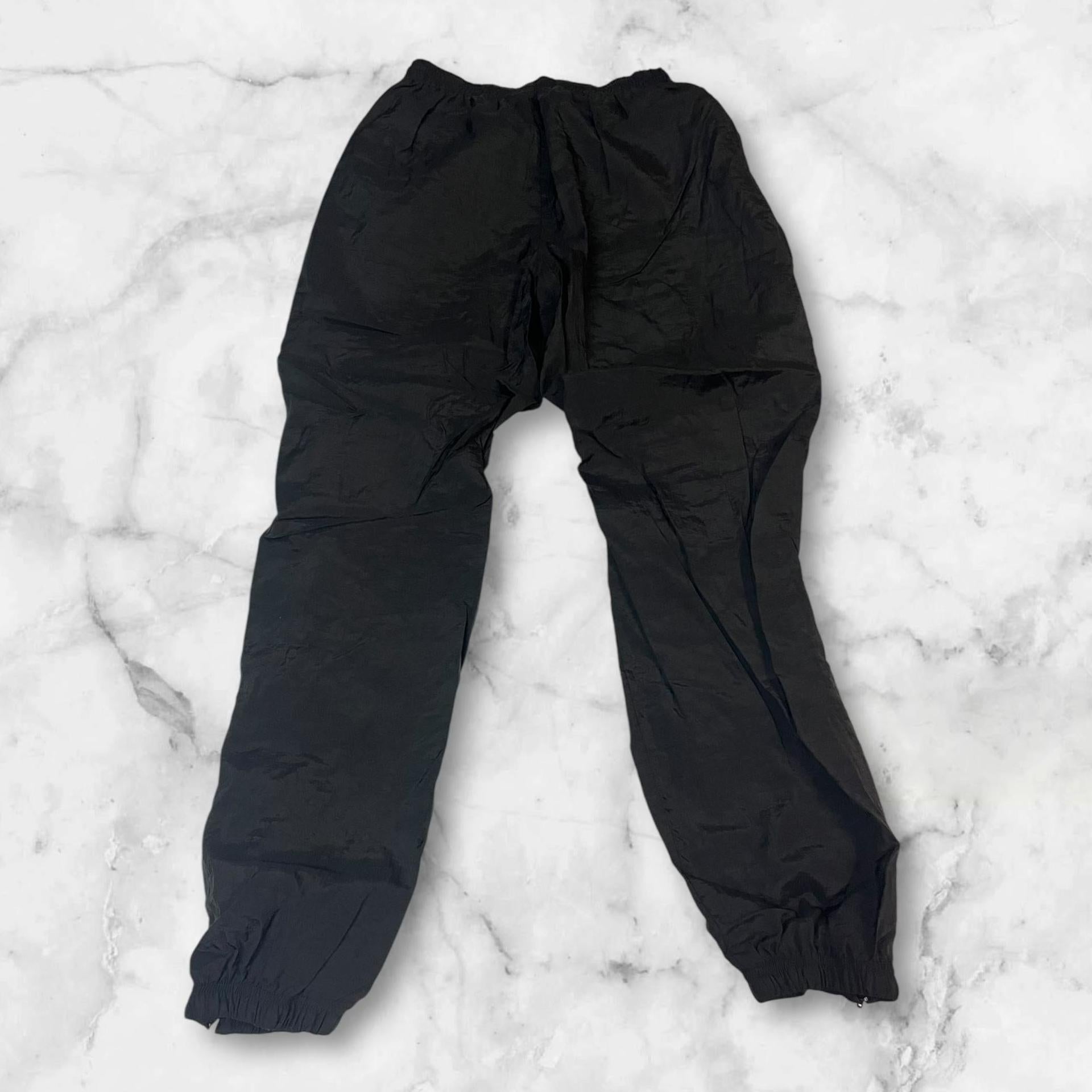 Entdecke unsere Vintage Track Pants von Nike und anderen Marken, erhältlich bei Valuxery.de - Dein Shop für trendige Vintage - Kleidung. Unsere Track Pants sind aus hochwertigen Materialien und