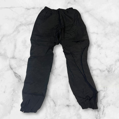 Entdecke unsere Vintage Track Pants von Nike und anderen Marken, erhältlich bei Valuxery.de - Dein Shop für trendige Vintage - Kleidung. Unsere Track Pants sind aus hochwertigen Materialien und