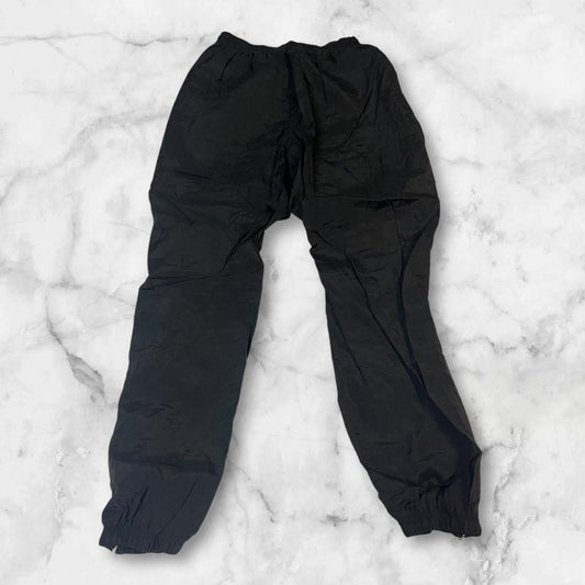 Entdecke unsere Vintage Track Pants von Nike und anderen Marken, erhältlich bei Valuxery.de - Dein Shop für trendige Vintage - Kleidung. Unsere Track Pants sind aus hochwertigen Materialien und