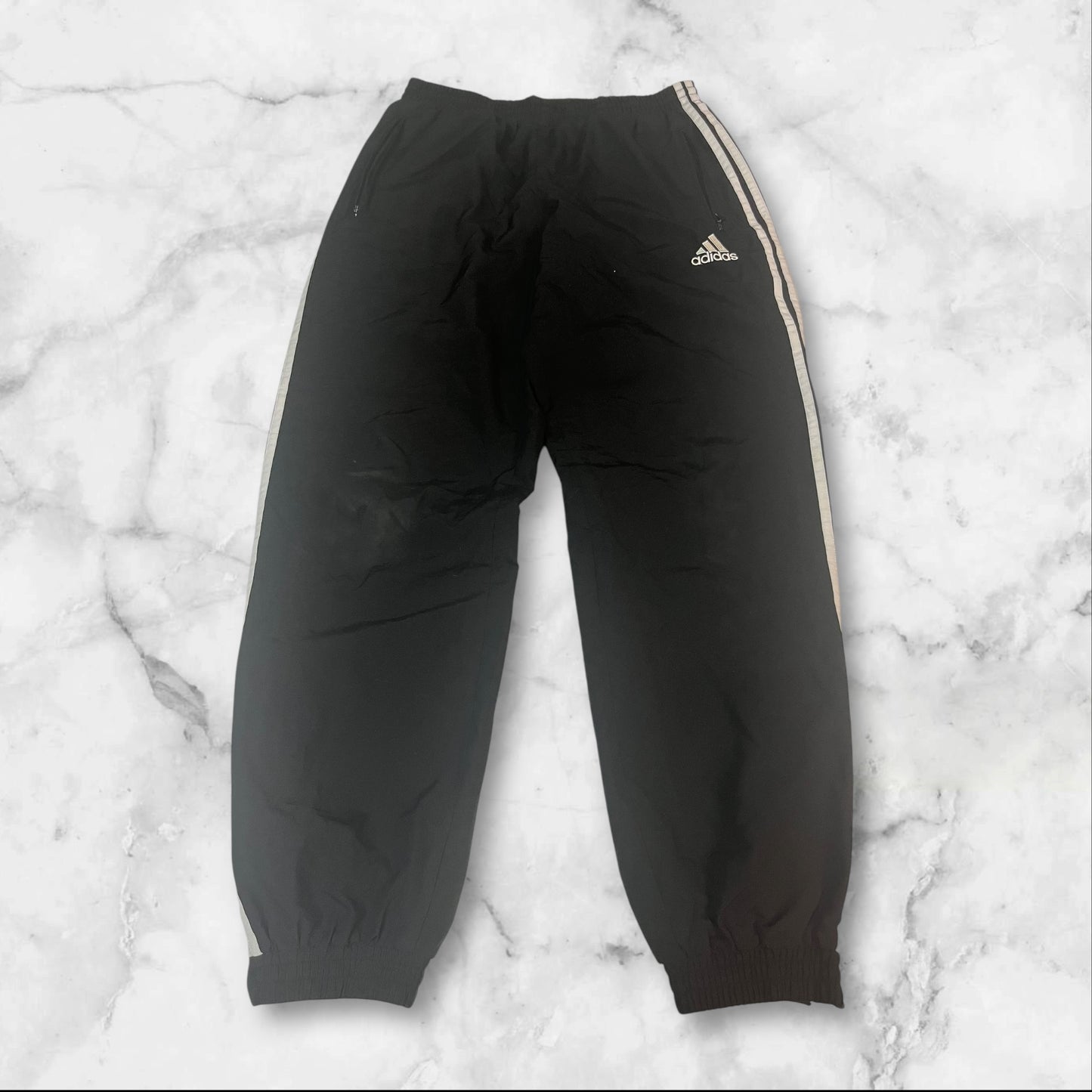 Entdecke unsere Vintage Track Pants von Nike und anderen Marken, erhältlich bei Valuxery.de - Dein Shop für trendige Vintage - Kleidung. Unsere Track Pants sind aus hochwertigen Materialien und