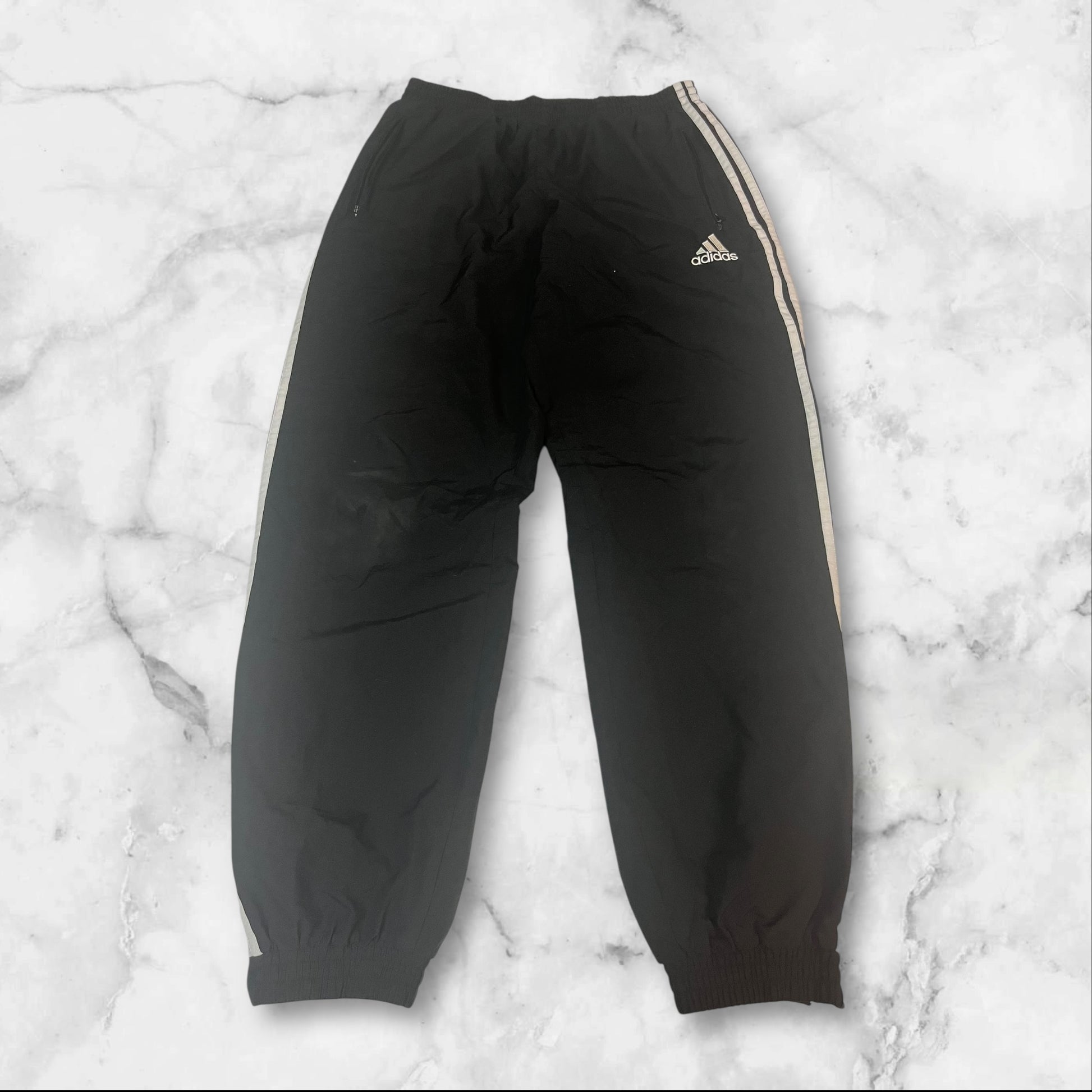 Entdecke unsere Vintage Track Pants von Nike und anderen Marken, erhältlich bei Valuxery.de - Dein Shop für trendige Vintage - Kleidung. Unsere Track Pants sind aus hochwertigen Materialien und