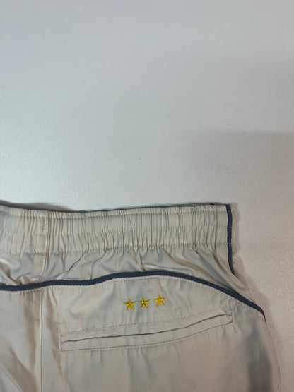 Entdecke unsere Vintage Track Pants von Nike und anderen Marken, erhältlich bei Valuxery.de - Dein Shop für trendige Vintage - Kleidung. Unsere Track Pants sind aus hochwertigen Materialien und