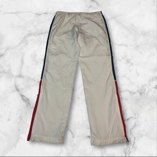 Entdecke unsere Vintage Track Pants von Nike und anderen Marken, erhältlich bei Valuxery.de - Dein Shop für trendige Vintage - Kleidung. Unsere Track Pants sind aus hochwertigen Materialien und