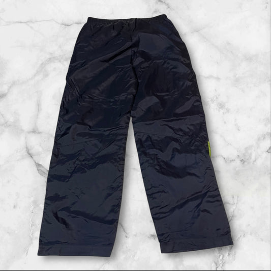 Entdecke unsere Vintage Track Pants von Nike und anderen Marken, erhältlich bei Valuxery.de - Dein Shop für trendige Vintage - Kleidung. Unsere Track Pants sind aus hochwertigen Materialien und