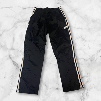 Entdecke unsere Vintage Track Pants von Nike und anderen Marken, erhältlich bei Valuxery.de - Dein Shop für trendige Vintage - Kleidung. Unsere Track Pants sind aus hochwertigen Materialien und