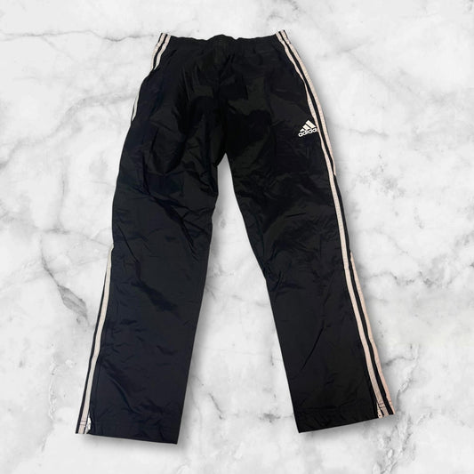 Entdecke unsere Vintage Track Pants von Nike und anderen Marken, erhältlich bei Valuxery.de - Dein Shop für trendige Vintage - Kleidung. Unsere Track Pants sind aus hochwertigen Materialien und