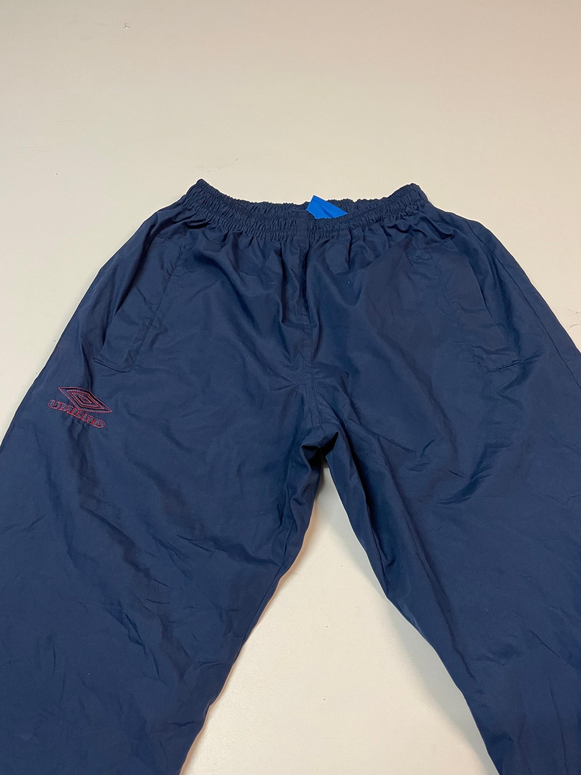 Entdecke unsere Vintage Track Pants von Nike und anderen Marken, erhältlich bei Valuxery.de - Dein Shop für trendige Vintage - Kleidung. Unsere Track Pants sind aus hochwertigen Materialien und