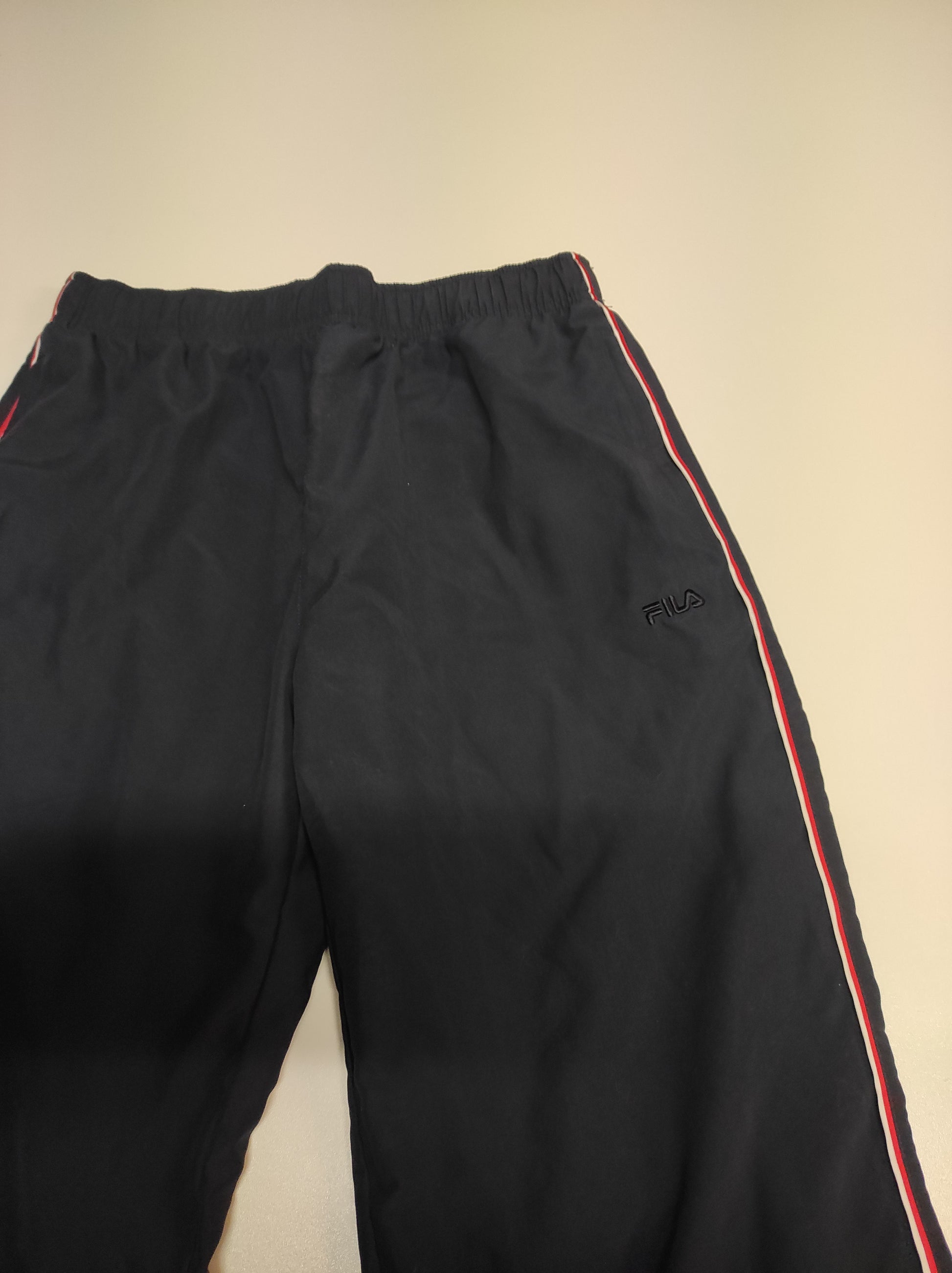 Entdecke unsere Vintage Track Pants von Nike und anderen Marken, erhältlich bei Valuxery.de - Dein Shop für trendige Vintage - Kleidung. Unsere Track Pants sind aus hochwertigen Materialien und