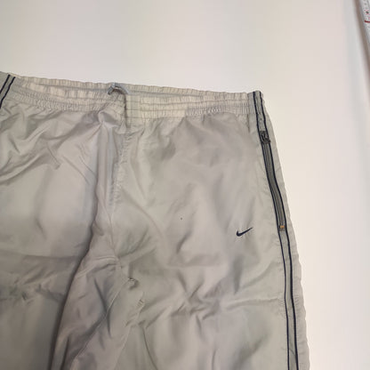 Entdecke unsere Vintage Track Pants von Nike und anderen Marken, erhältlich bei Valuxery.de - Dein Shop für trendige Vintage - Kleidung. Unsere Track Pants sind aus hochwertigen Materialien und