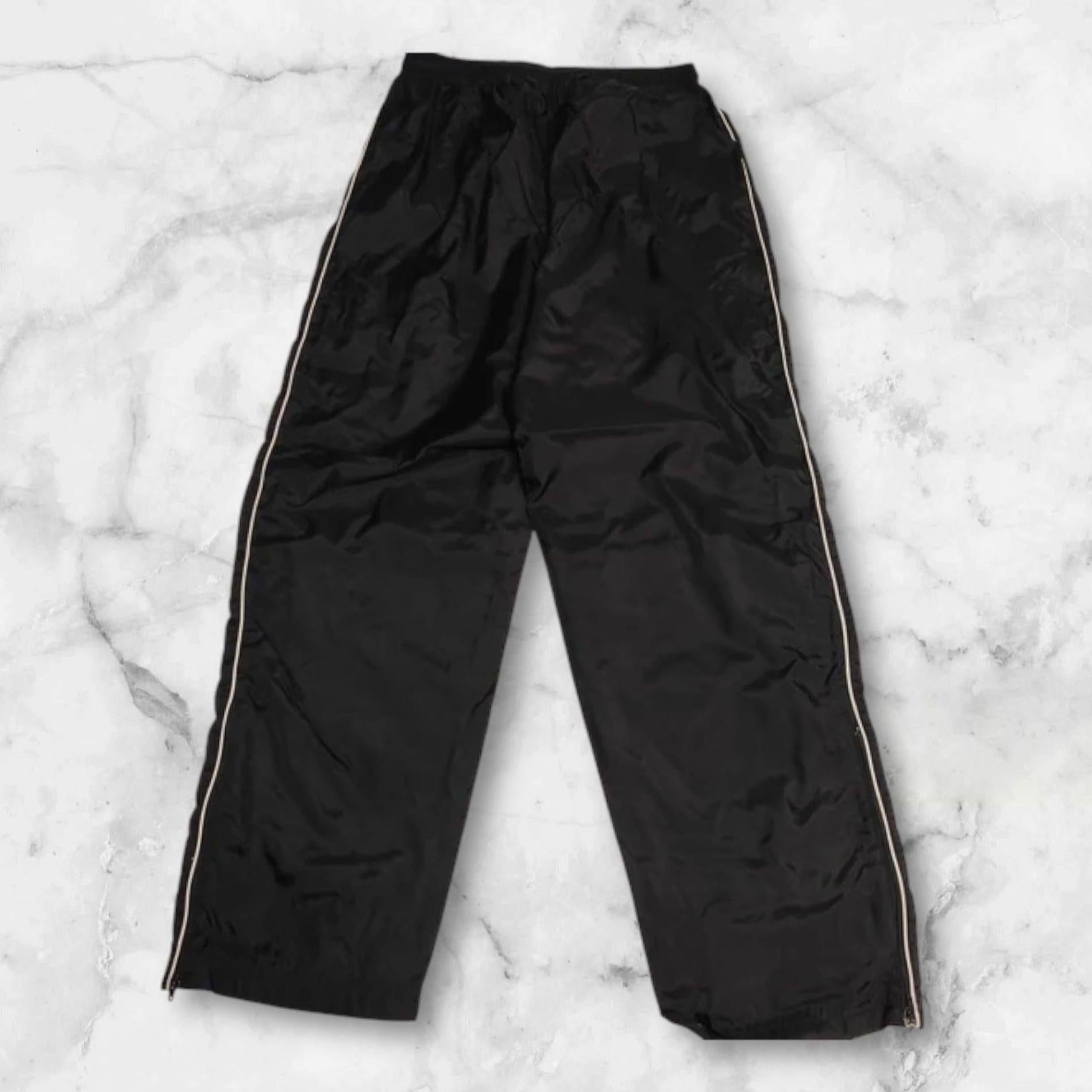 Entdecke unsere Vintage Track Pants von Nike und anderen Marken, erhältlich bei Valuxery.de - Dein Shop für trendige Vintage - Kleidung. Unsere Track Pants sind aus hochwertigen Materialien und