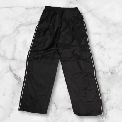 Entdecke unsere Vintage Track Pants von Nike und anderen Marken, erhältlich bei Valuxery.de - Dein Shop für trendige Vintage - Kleidung. Unsere Track Pants sind aus hochwertigen Materialien und