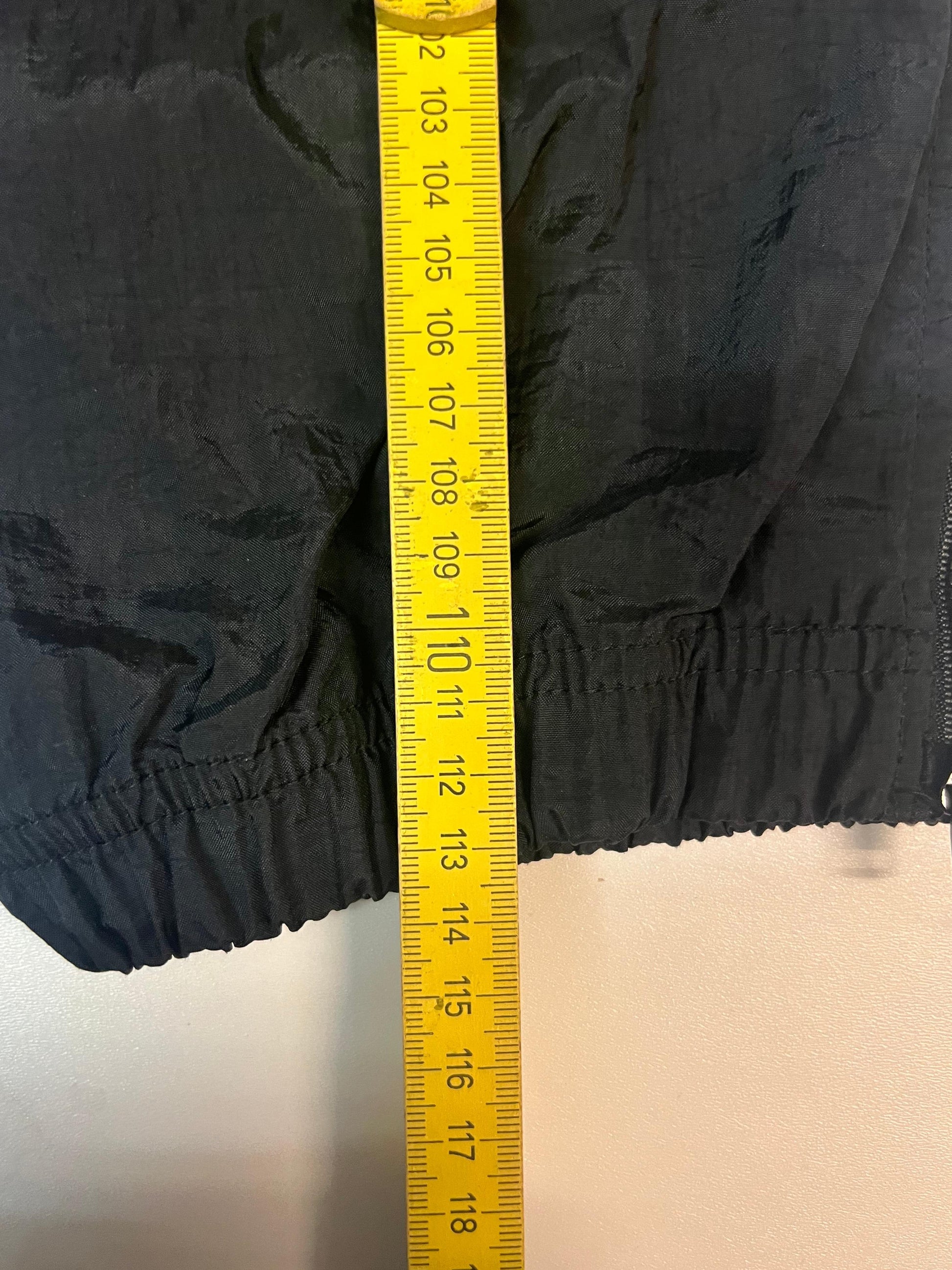 Entdecke unsere Vintage Track Pants von Nike und anderen Marken, erhältlich bei Valuxery.de - Dein Shop für trendige Vintage - Kleidung. Unsere Track Pants sind aus hochwertigen Materialien und