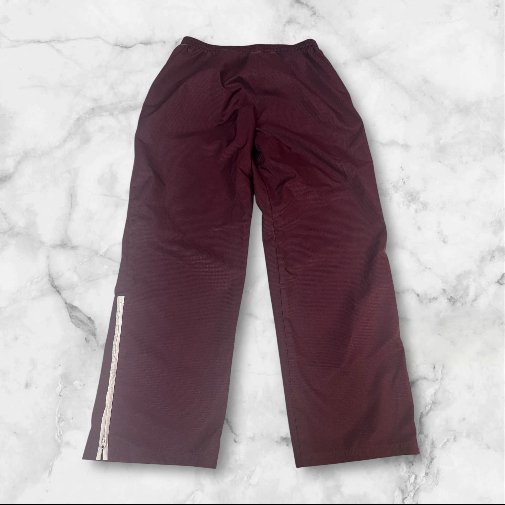 Entdecke unsere Vintage Track Pants von Nike und anderen Marken, erhältlich bei Valuxery.de - Dein Shop für trendige Vintage - Kleidung. Unsere Track Pants sind aus hochwertigen Materialien und