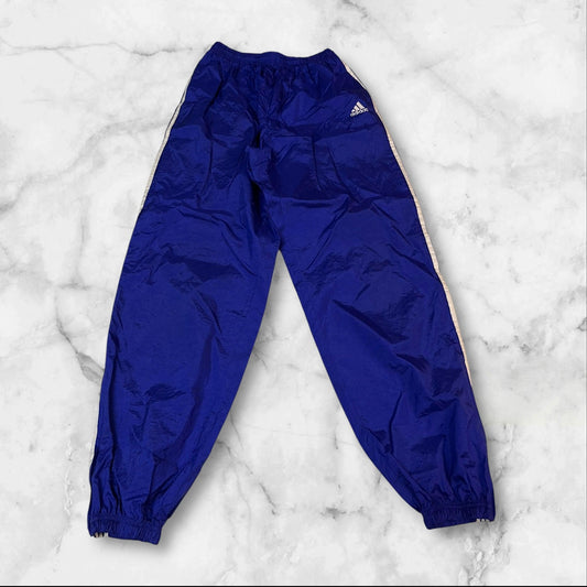 Entdecke unsere Vintage Track Pants von Nike und anderen Marken, erhältlich bei Valuxery.de - Dein Shop für trendige Vintage - Kleidung. Unsere Track Pants sind aus hochwertigen Materialien und