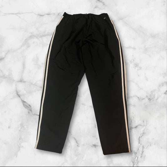 Entdecke unsere Vintage Track Pants von Nike und anderen Marken, erhältlich bei Valuxery.de - Dein Shop für trendige Vintage - Kleidung. Unsere Track Pants sind aus hochwertigen Materialien und