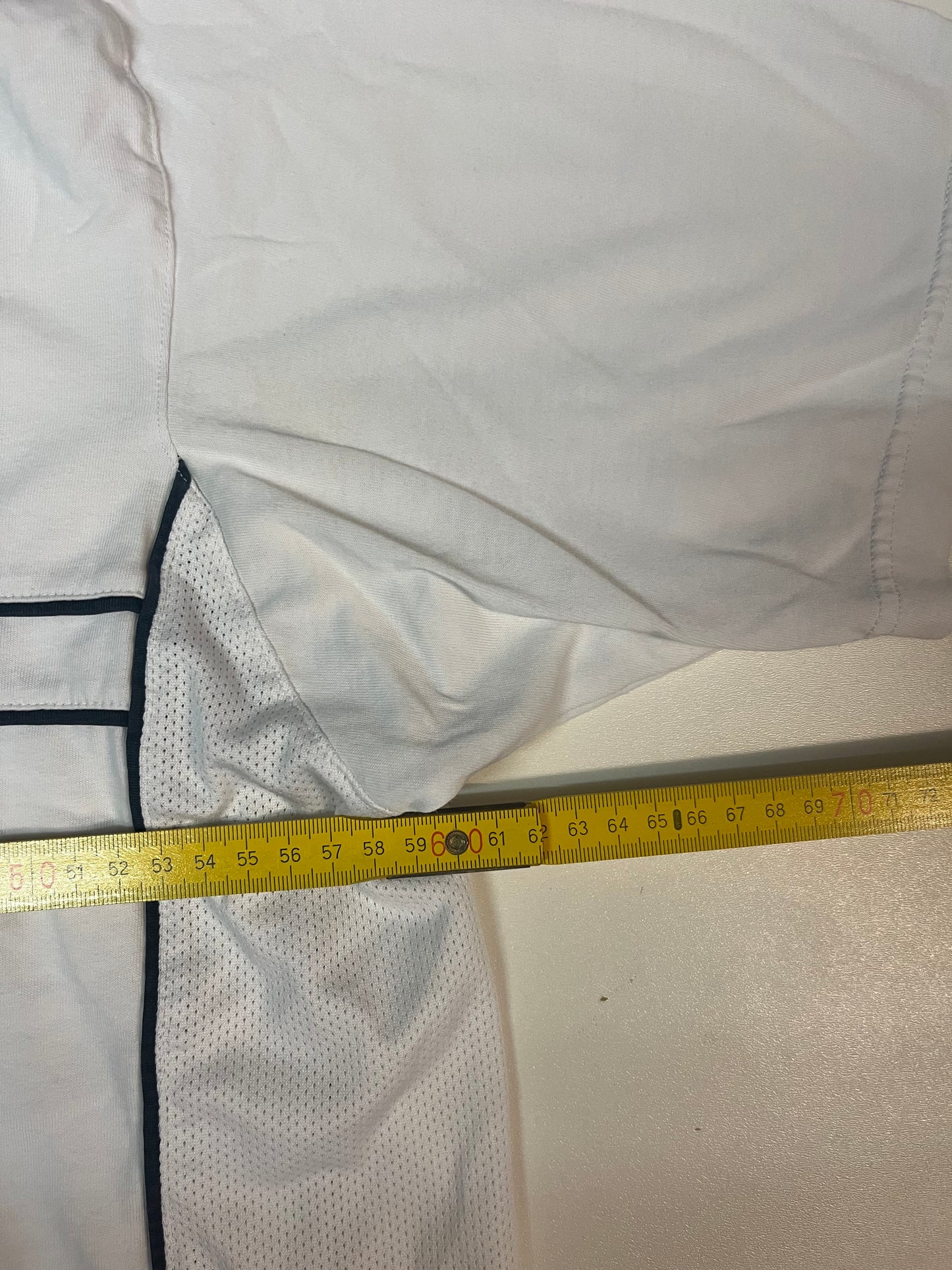 Entdecke unsere Vintage Track Pants von Nike und anderen Marken, erhältlich bei Valuxery.de - Dein Shop für trendige Vintage - Kleidung. Unsere Track Pants sind aus hochwertigen Materialien und