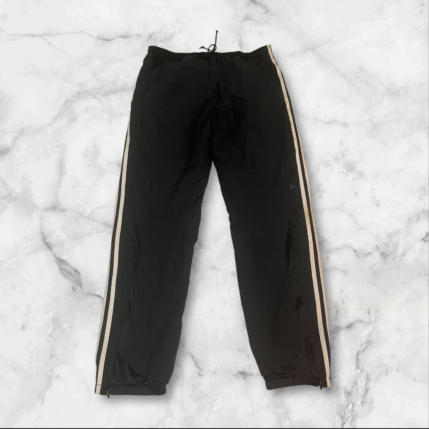 Entdecke unsere Vintage Track Pants von Nike und anderen Marken, erhältlich bei Valuxery.de - Dein Shop für trendige Vintage - Kleidung. Unsere Track Pants sind aus hochwertigen Materialien und