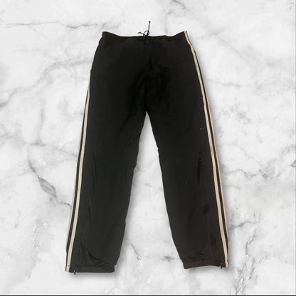 Entdecke unsere Vintage Track Pants von Nike und anderen Marken, erhältlich bei Valuxery.de - Dein Shop für trendige Vintage - Kleidung. Unsere Track Pants sind aus hochwertigen Materialien und