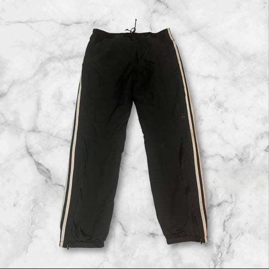 Entdecke unsere Vintage Track Pants von Nike und anderen Marken, erhältlich bei Valuxery.de - Dein Shop für trendige Vintage - Kleidung. Unsere Track Pants sind aus hochwertigen Materialien und