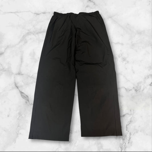 Entdecke unsere Vintage Track Pants von Nike und anderen Marken, erhältlich bei Valuxery.de - Dein Shop für trendige Vintage - Kleidung. Unsere Track Pants sind aus hochwertigen Materialien und