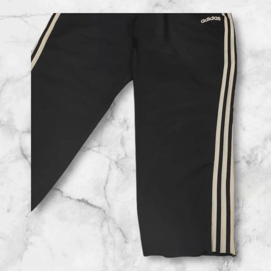 Entdecke unsere Vintage Track Pants von Nike und anderen Marken, erhältlich bei Valuxery.de - Dein Shop für trendige Vintage - Kleidung. Unsere Track Pants sind aus hochwertigen Materialien und