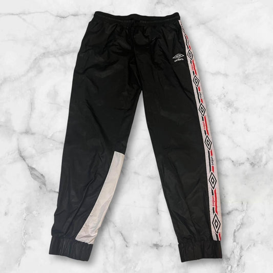 Entdecke unsere Vintage Track Pants von Nike und anderen Marken, erhältlich bei Valuxery.de - Dein Shop für trendige Vintage - Kleidung. Unsere Track Pants sind aus hochwertigen Materialien und