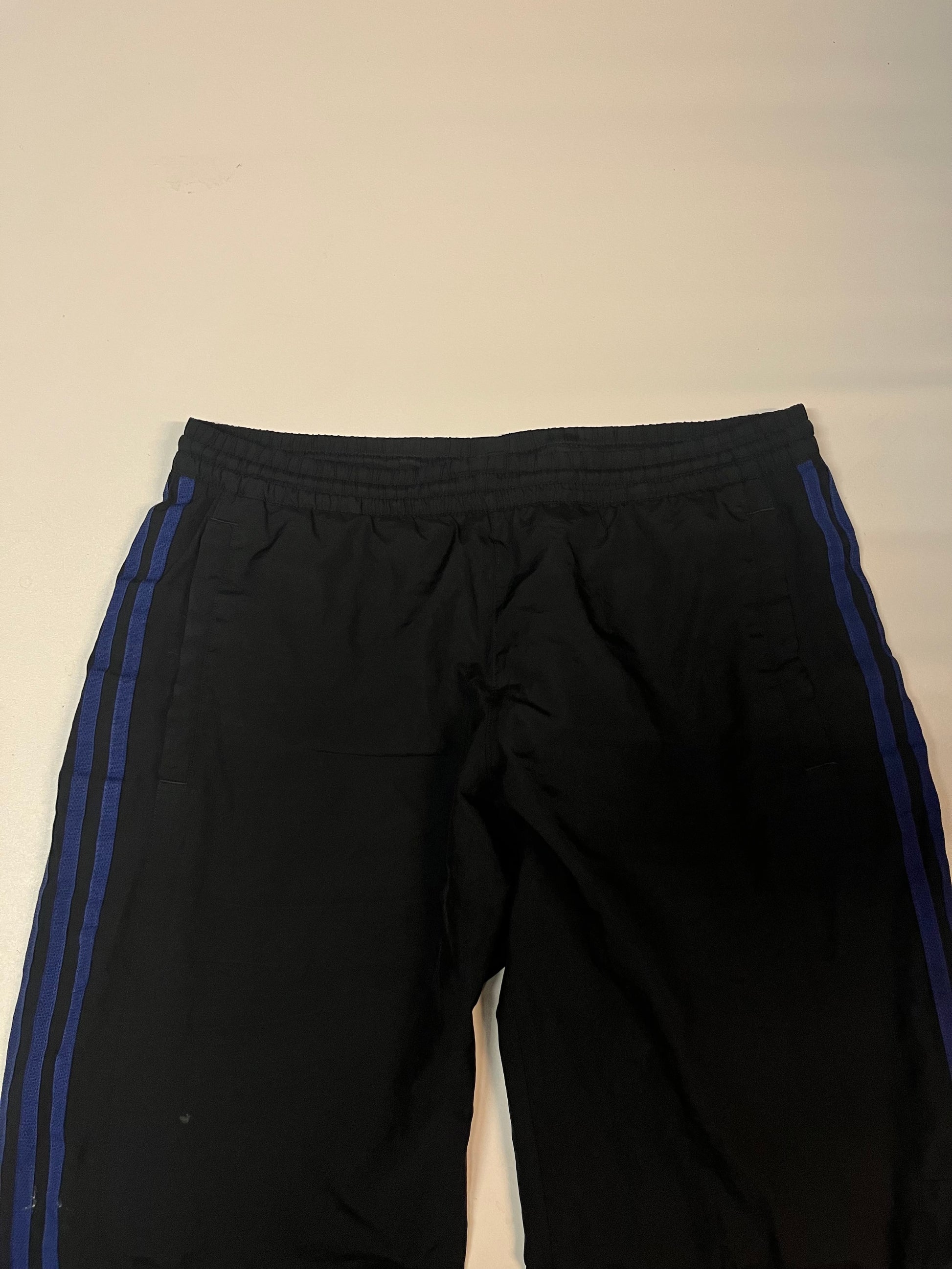 Entdecke unsere Vintage Track Pants von Nike und anderen Marken, erhältlich bei Valuxery.de - Dein Shop für trendige Vintage - Kleidung. Unsere Track Pants sind aus hochwertigen Materialien und