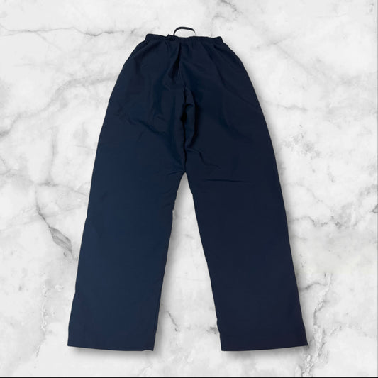 Entdecke unsere Vintage Track Pants von Nike und anderen Marken, erhältlich bei Valuxery.de - Dein Shop für trendige Vintage - Kleidung. Unsere Track Pants sind aus hochwertigen Materialien und