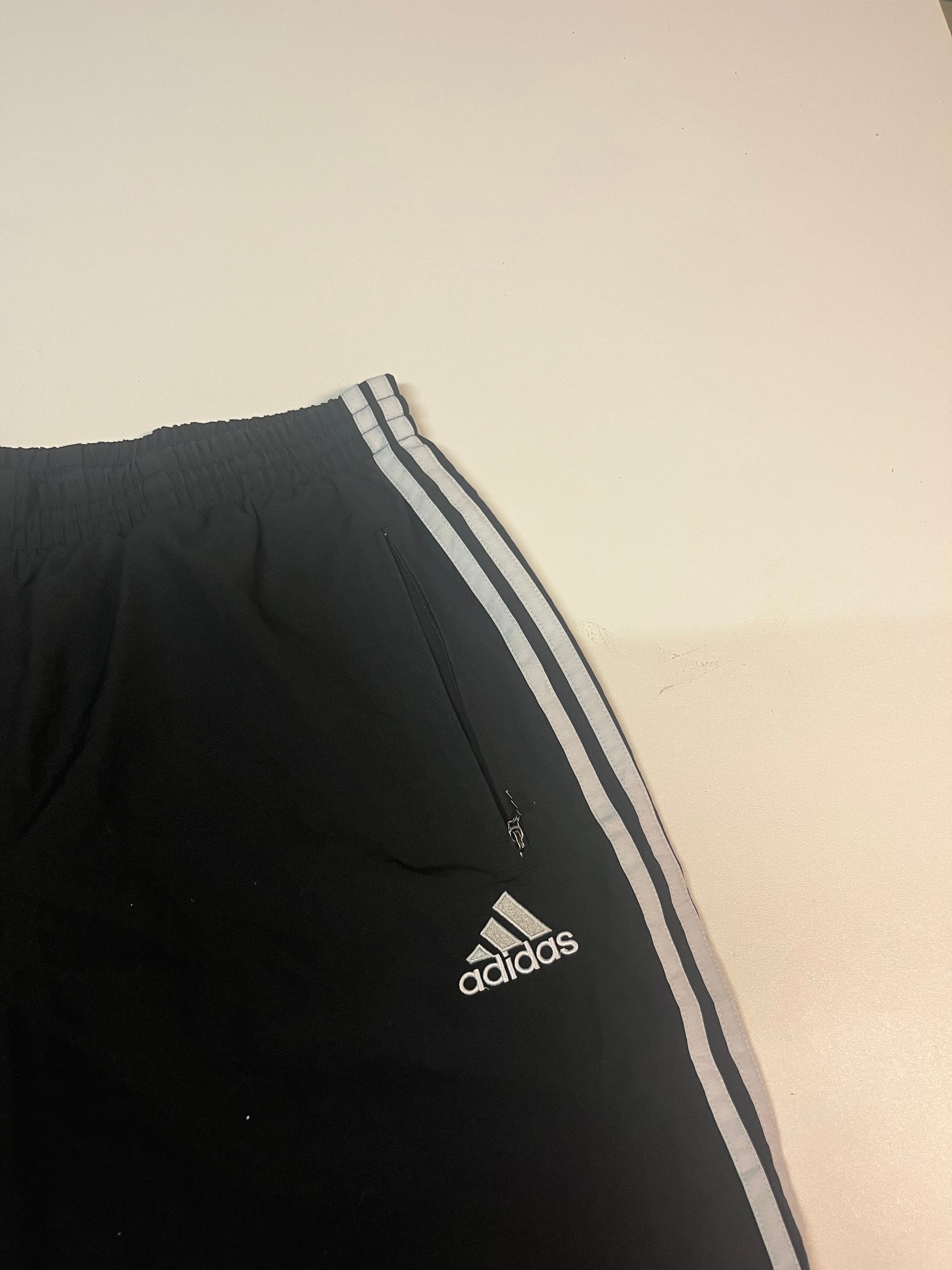 Entdecke unsere Vintage Track Pants von Nike und anderen Marken, erhältlich bei Valuxery.de - Dein Shop für trendige Vintage - Kleidung. Unsere Track Pants sind aus hochwertigen Materialien und