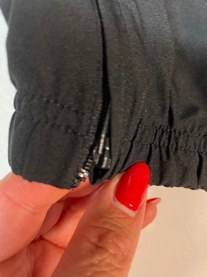 Entdecke unsere Vintage Track Pants von Nike und anderen Marken, erhältlich bei Valuxery.de - Dein Shop für trendige Vintage - Kleidung. Unsere Track Pants sind aus hochwertigen Materialien und