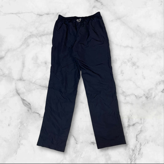 Entdecke unsere Vintage Track Pants von Nike und anderen Marken, erhältlich bei Valuxery.de - Dein Shop für trendige Vintage - Kleidung. Unsere Track Pants sind aus hochwertigen Materialien und