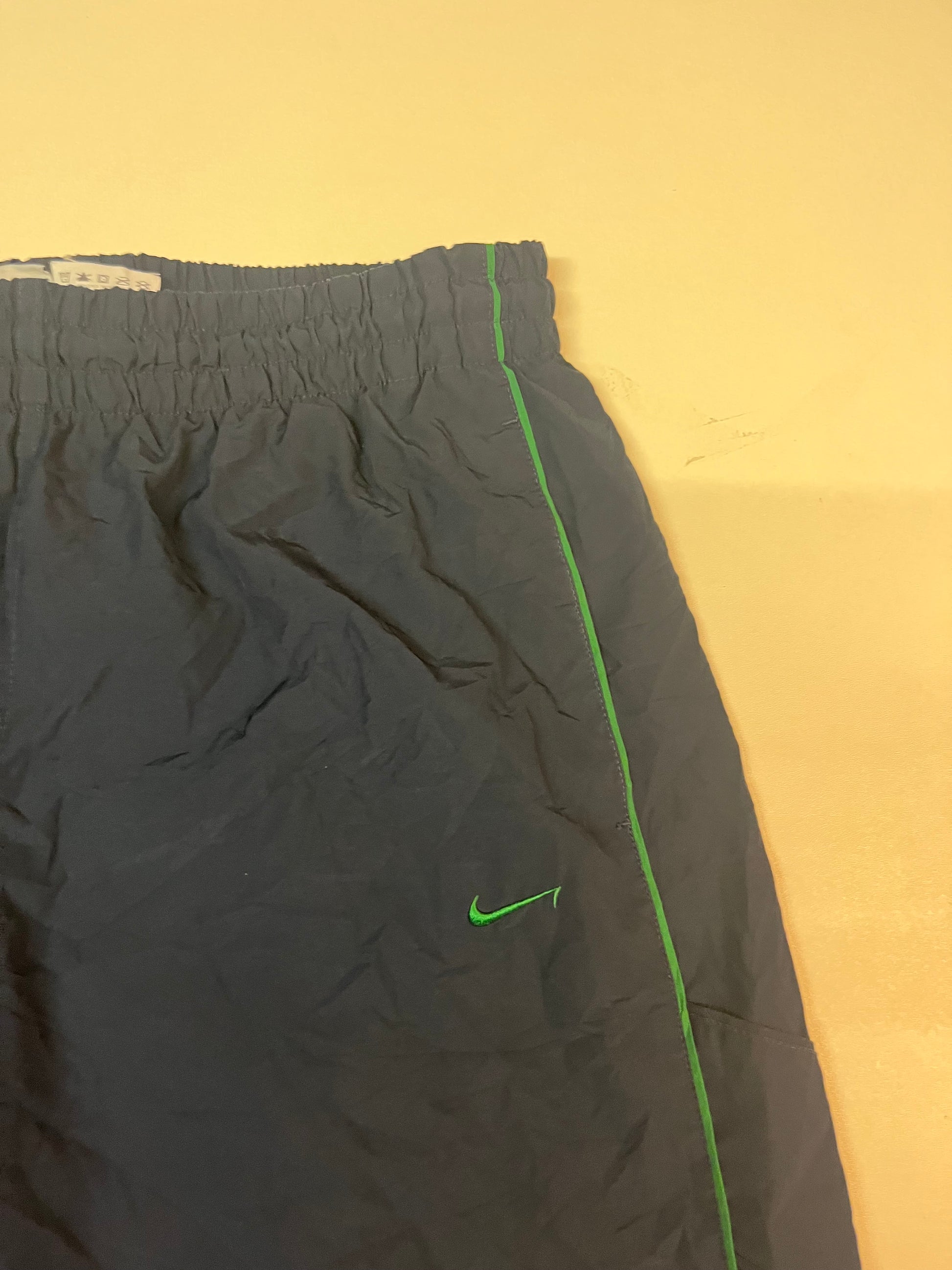 Entdecke unsere Vintage Track Pants von Nike und anderen Marken, erhältlich bei Valuxery.de - Dein Shop für trendige Vintage - Kleidung. Unsere Track Pants sind aus hochwertigen Materialien und