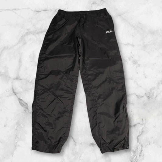 Entdecke unsere Vintage Track Pants von Nike und anderen Marken, erhältlich bei Valuxery.de - Dein Shop für trendige Vintage - Kleidung. Unsere Track Pants sind aus hochwertigen Materialien und