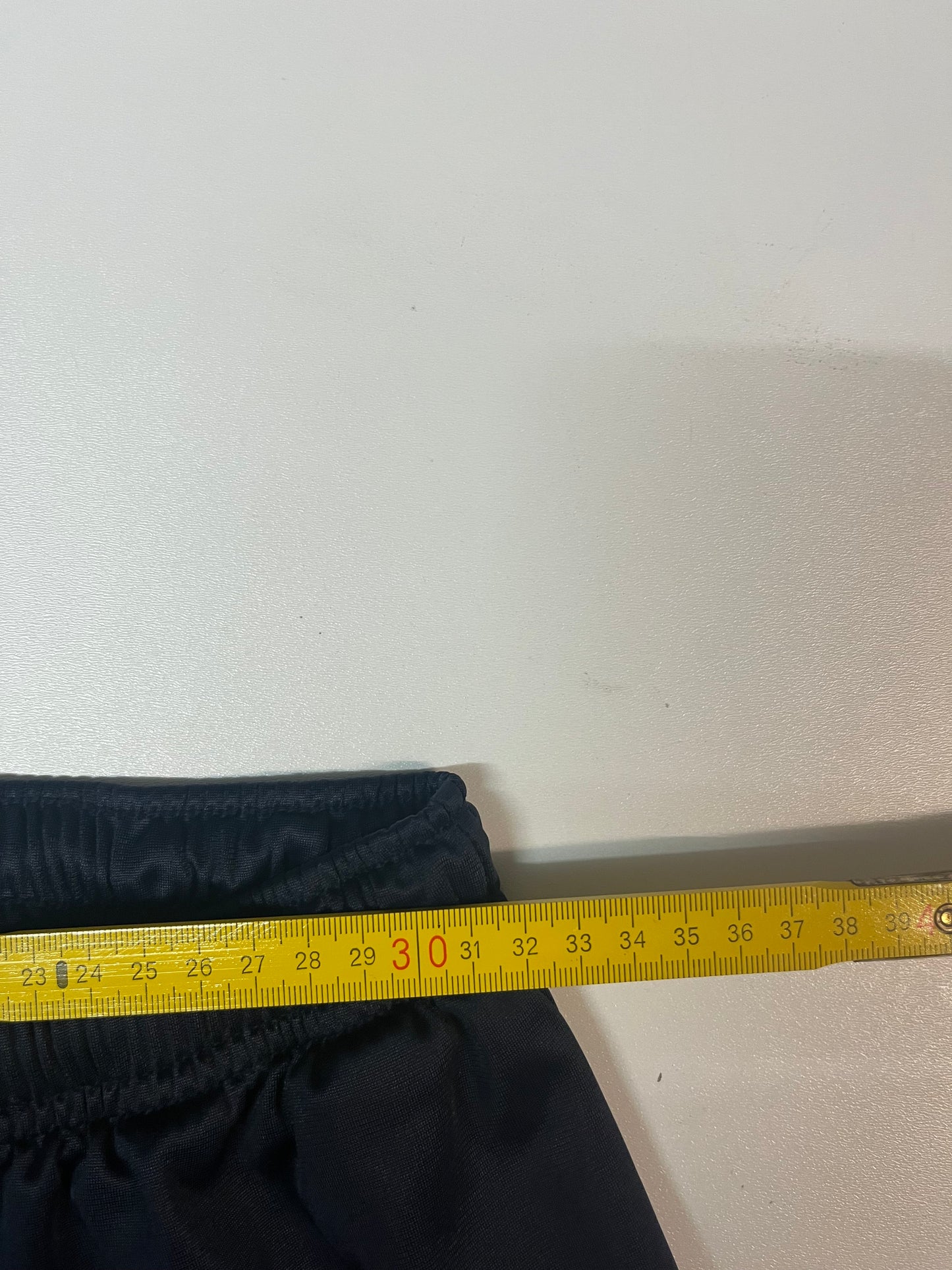 Entdecke unsere Vintage Track Pants von Nike und anderen Marken, erhältlich bei Valuxery.de - Dein Shop für trendige Vintage - Kleidung. Unsere Track Pants sind aus hochwertigen Materialien und