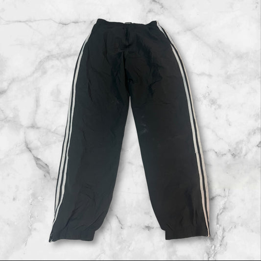 Entdecke unsere Vintage Track Pants von Nike und anderen Marken, erhältlich bei Valuxery.de - Dein Shop für trendige Vintage - Kleidung. Unsere Track Pants sind aus hochwertigen Materialien und