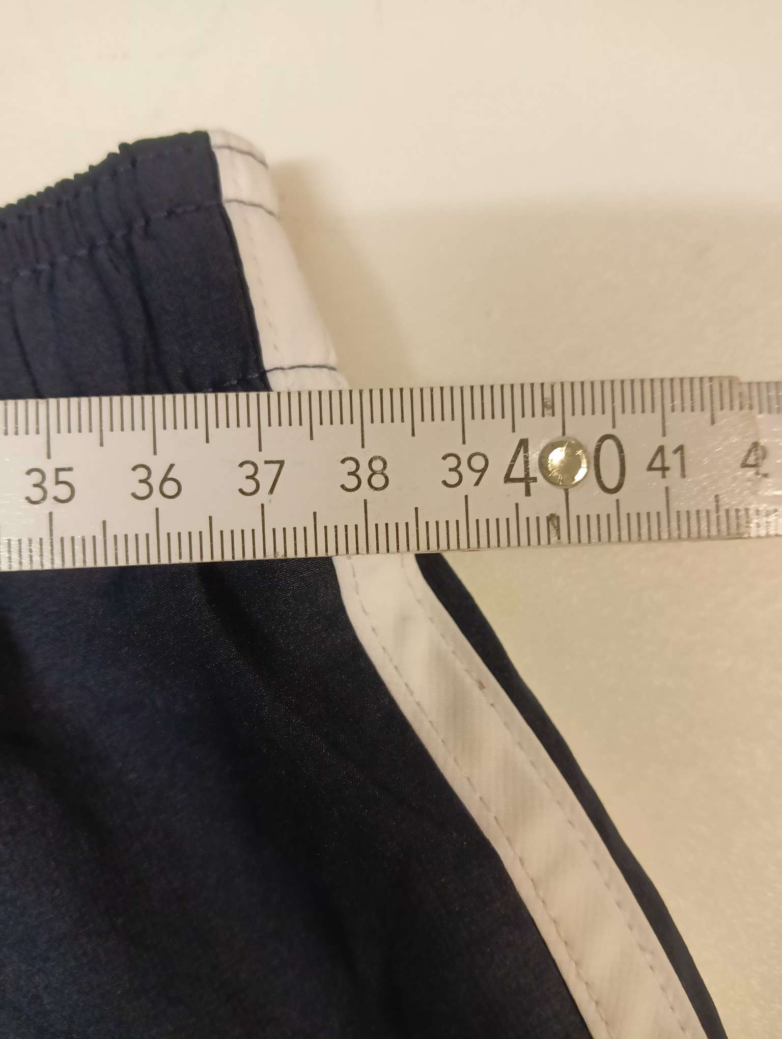 Entdecke unsere Vintage Track Pants von Nike und anderen Marken, erhältlich bei Valuxery.de - Dein Shop für trendige Vintage - Kleidung. Unsere Track Pants sind aus hochwertigen Materialien und