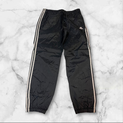 Entdecke unsere Vintage Track Pants von Nike und anderen Marken, erhältlich bei Valuxery.de - Dein Shop für trendige Vintage - Kleidung. Unsere Track Pants sind aus hochwertigen Materialien und